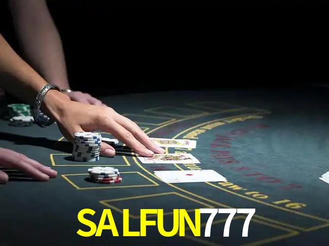 Escena dinámica inspirada en casino con iluminación SALFUN777, cartas, fichas e íconos de juegos digitales en un espacio moderno de juegos.